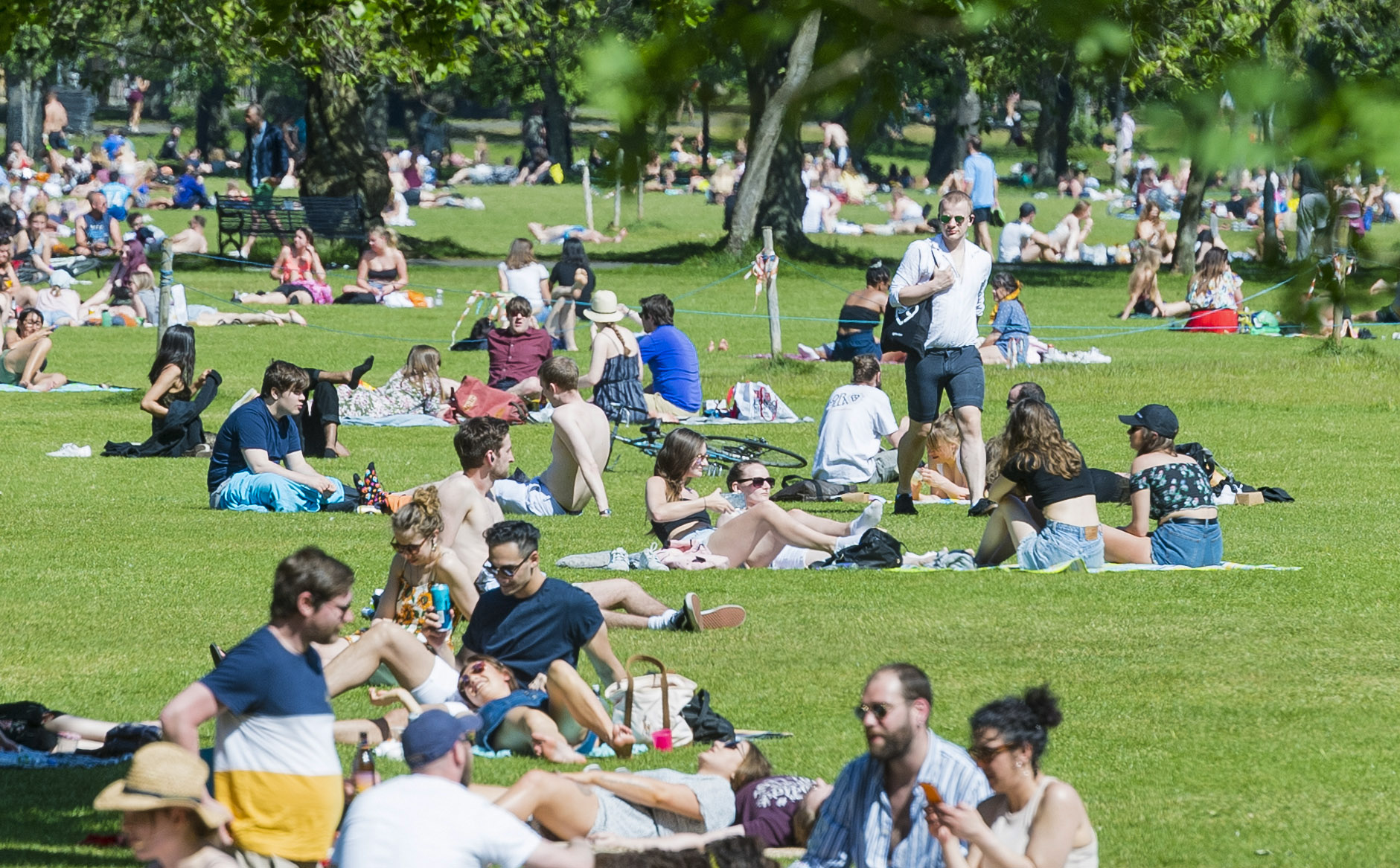 Members of the public enjoy the sun in the Edinburgh meadows after the easing of lockdown restrictions on May 30. (SNS)