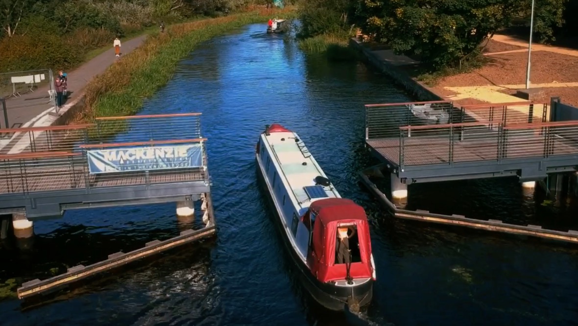 Electronic: The bridge will allow boats to pass through the north of Glasgow.