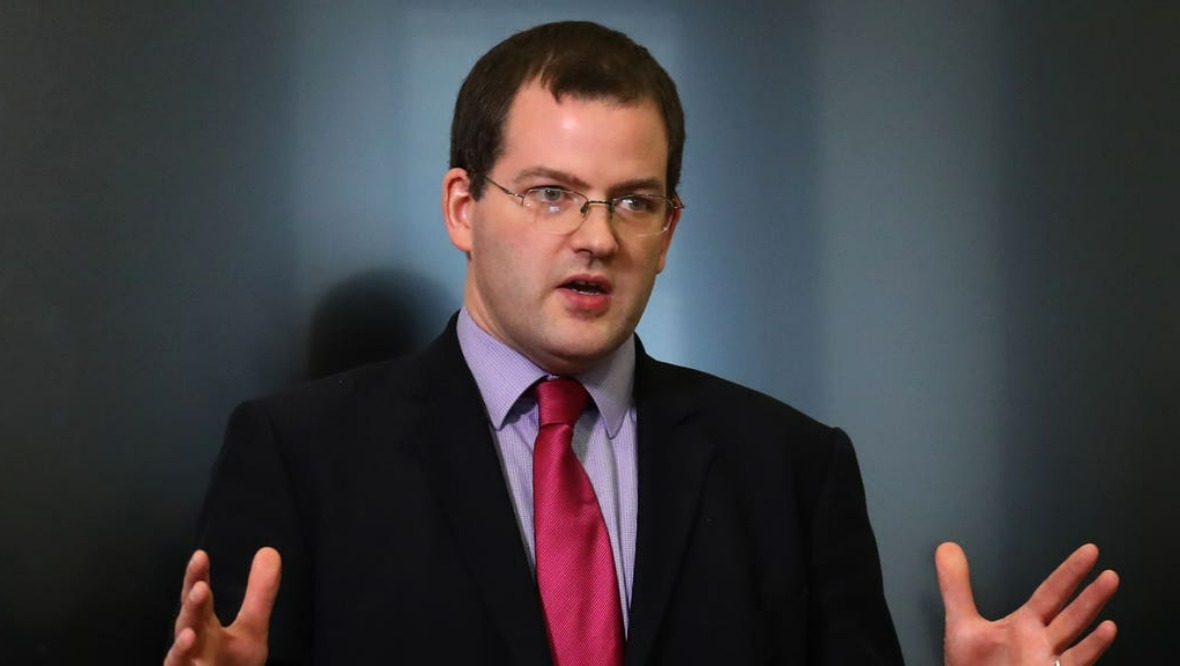 Former minister apologises for inappropriate behaviour