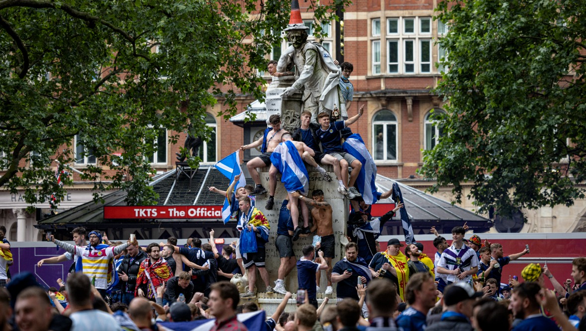 Fans were seen climbing into the fountain of William Shakespeare.