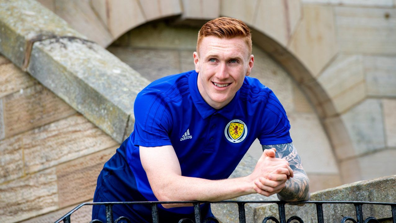 Aberdeen sign defender David Bates from Hamburg