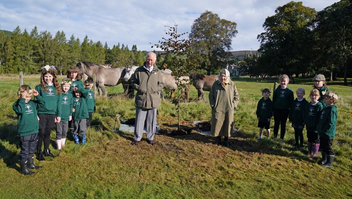 <meta charset=utf-8>Children from Crathie Primary School joined the Queen and Prince Charles as they planted the tree.”/><cite class=cite>PA Media</cite></div><figcaption aria-hidden=true><meta charset=