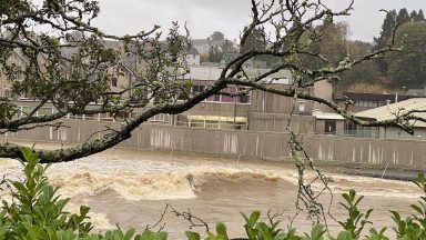 Major incident in Hawick as 500 properties threatened by floods
