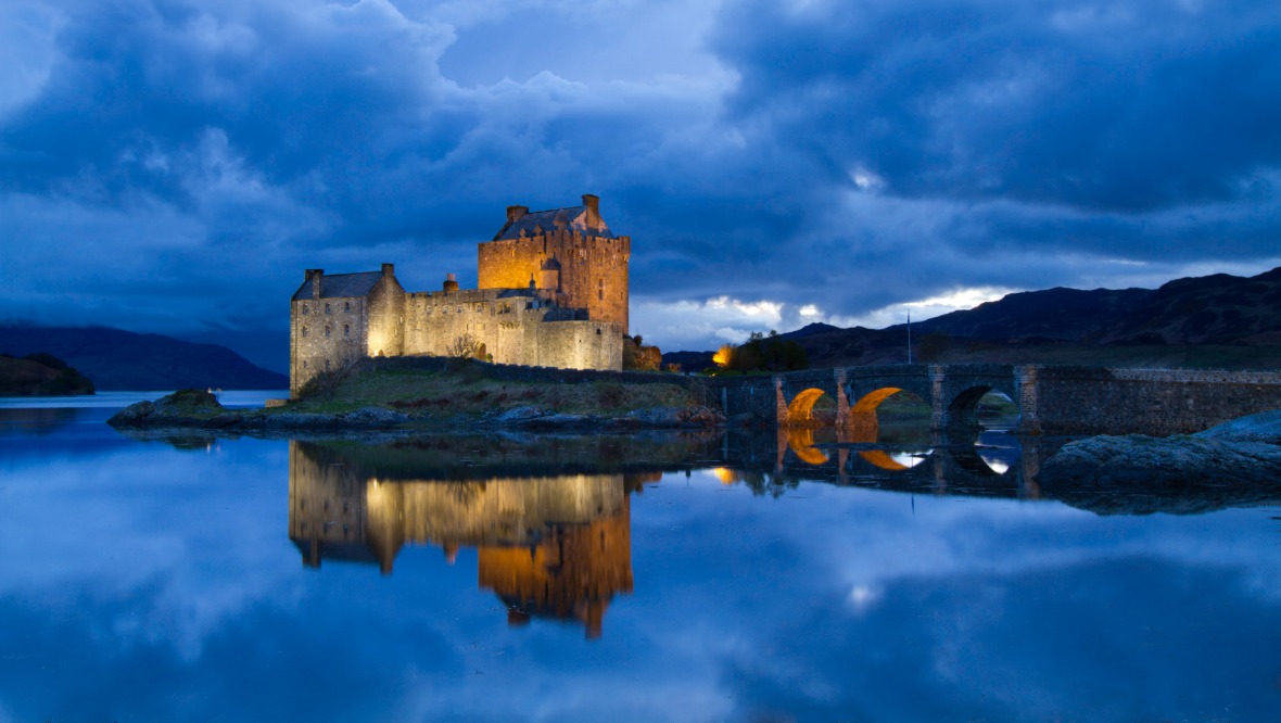 Broken down yacht saved from rocks at Eilean Donan Castle