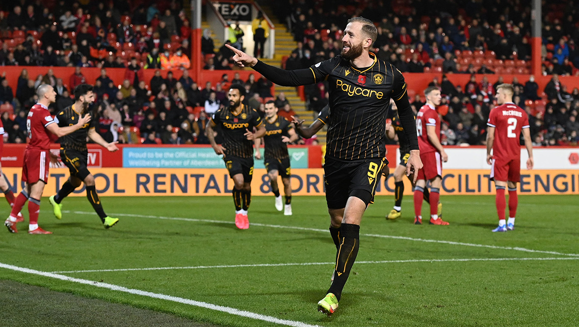 Kevin van Veen’s double fires Motherwell to win at Aberdeen