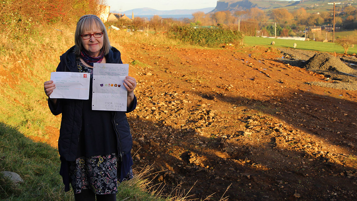 Anne Kelly with the letter she received from her granddaughter Cora.