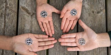 Royal Mint unveils commemorative coin of Queen on horseback