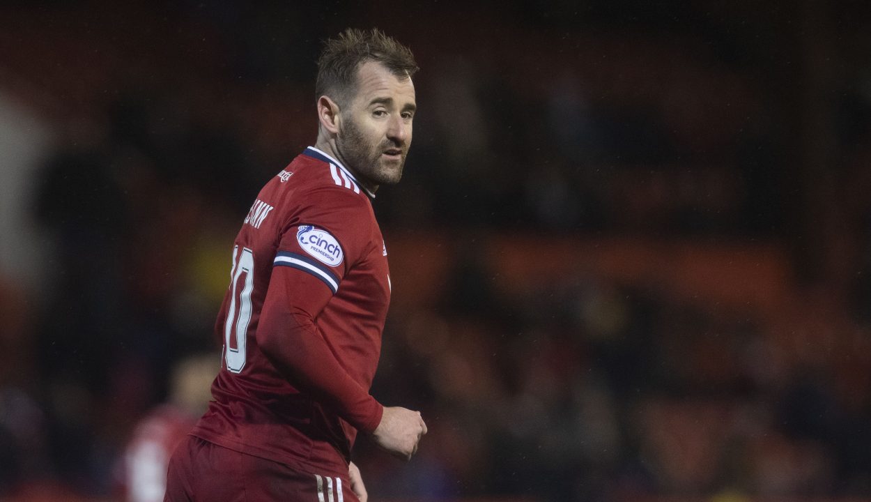 Niall McGinn signs for Dundee after leaving Aberdeen