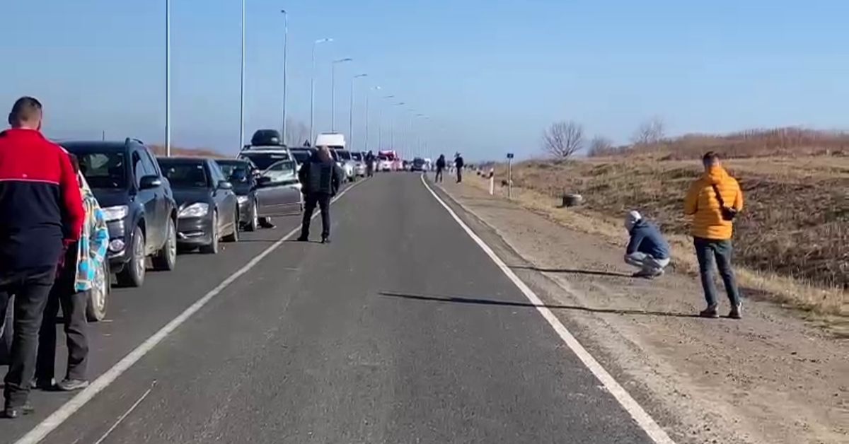 Queue at the Ukraine/Poland border stretches into the distance and thousands attempt to flee.