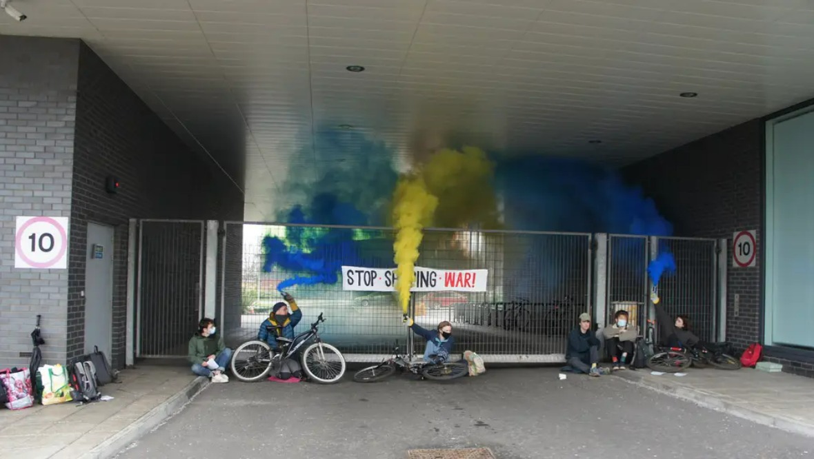 Climate activists blockade Seapeak office in Glasgow in solidarity with Ukraine