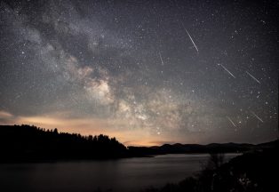 Photographer Sylvan Buckley captures stunning timelapse of a meteor shower over Loch Doon