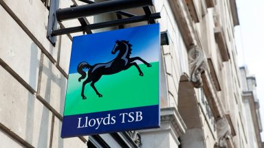 Lloyds staff to protest over pay at bank’s annual meeting in Edinburgh