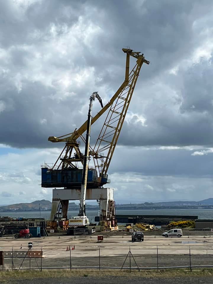 How the crane appeared before the topside crashed into the water. (Roger Chapman)