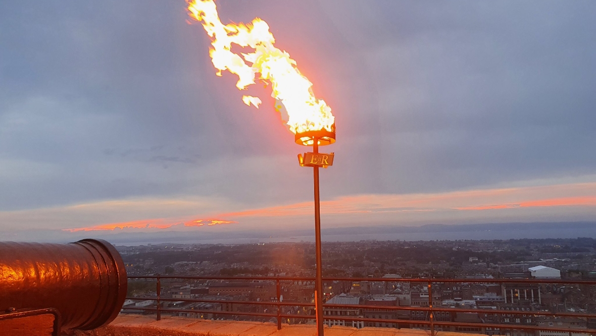 Queen leads lighting of thousands of flaming beacons in Jubilee tribute