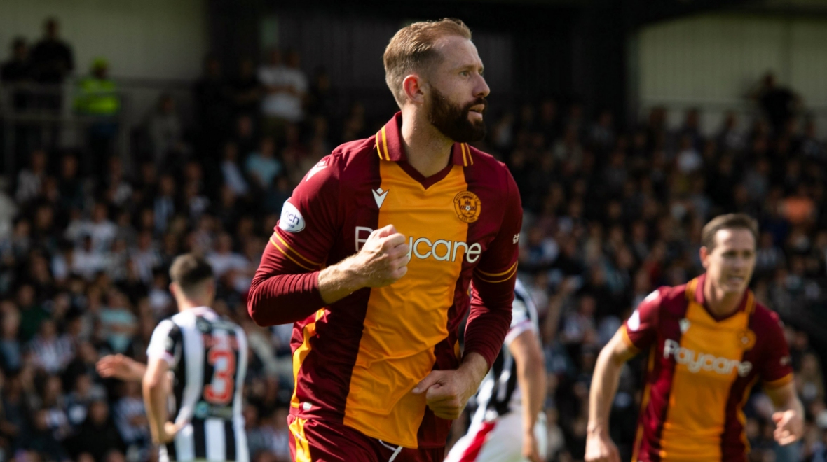 Kevin van Veen penalty earns managerless Motherwell opening weekend win over St Mirren￼