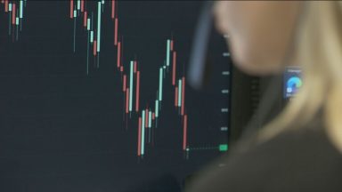 UK Government to stick with tax cuts despite plummeting pound