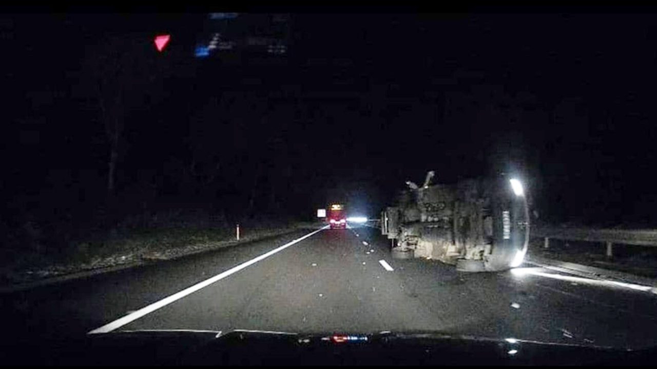 Long queues near Amazon distribution centre on M90 after crash leaves van flipped on its side in Dunfermline