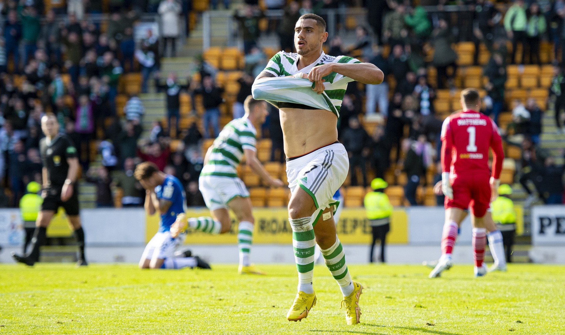 Giorgos Giakoumakis celebrates his late winner.