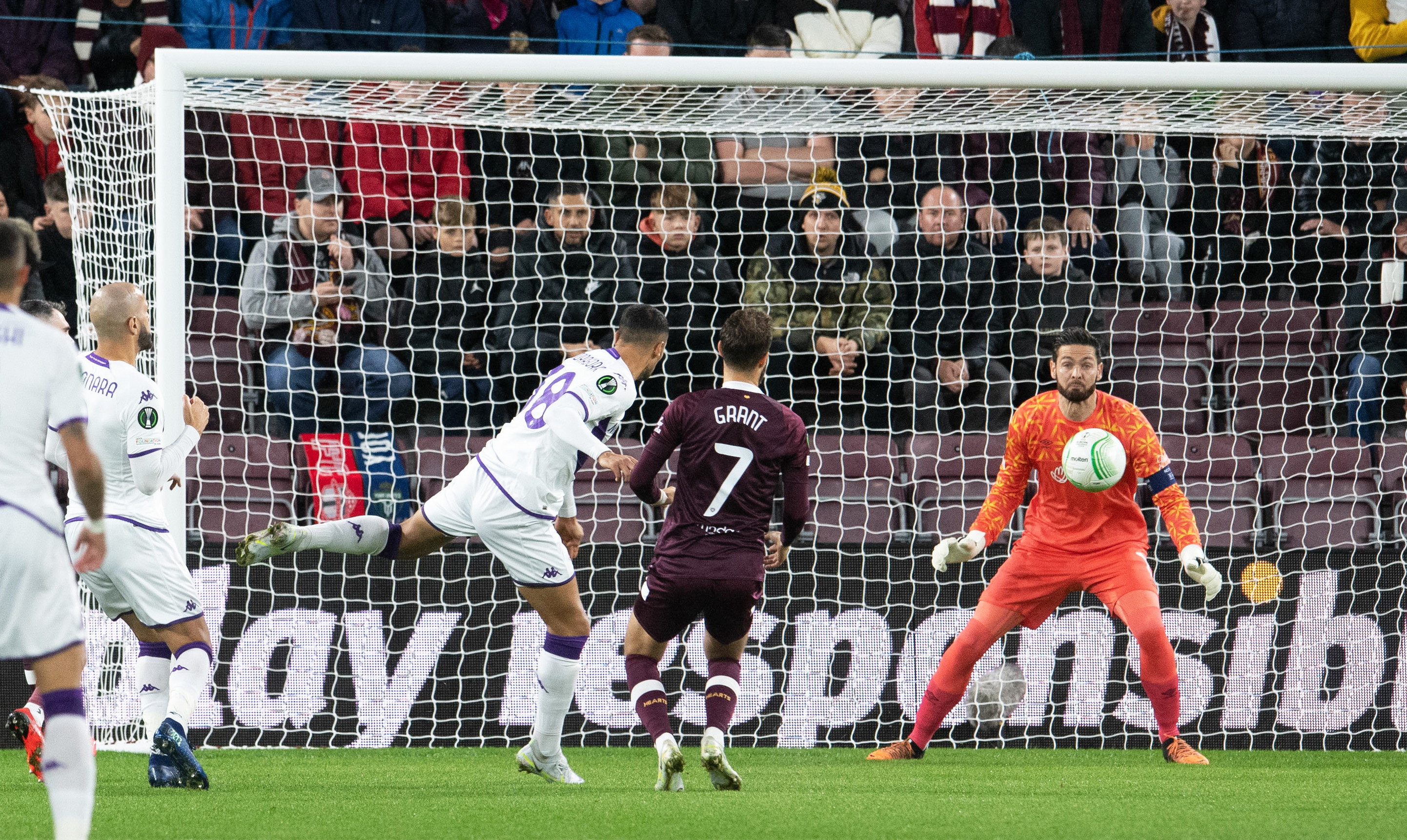 Mandragora heads past Gordon to make it 1-0 to Fiorentina. 