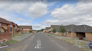 Attempted murder in Priesthill leaves man with life-threatening injuries in Glasgow hospital