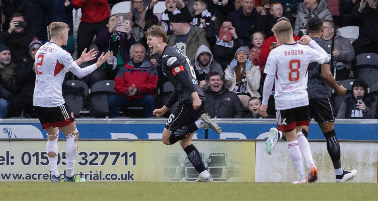 St Mirren beat Aberdeen 3-1 in Premiership to move up to sixth