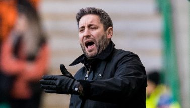 Lee Johnson challenges Hibernian squad to ease scoring burden on Kevin Nisbet