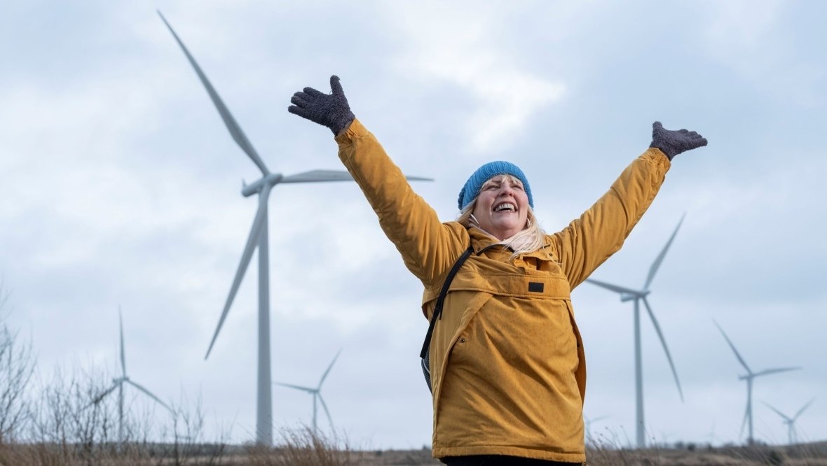 Ovarian cancer survivor from Giffnock becomes world’s first ‘turbine bagger’