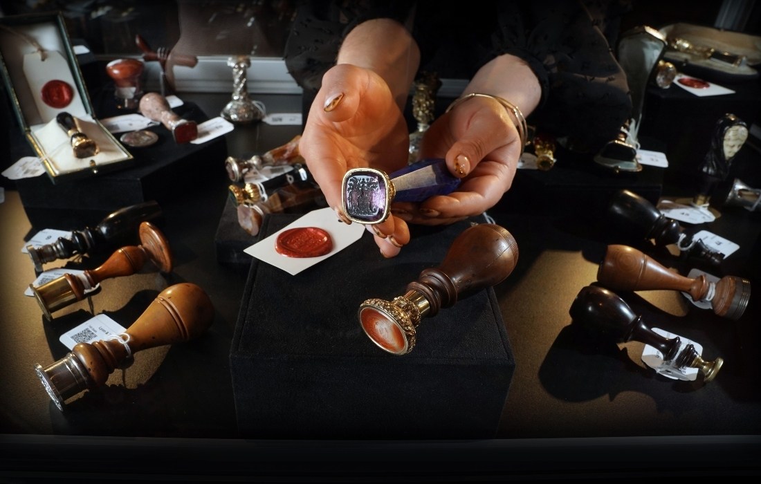 Rare desk seal owned by Sir Walter Scott fetches £13,860 at Edinburgh auction