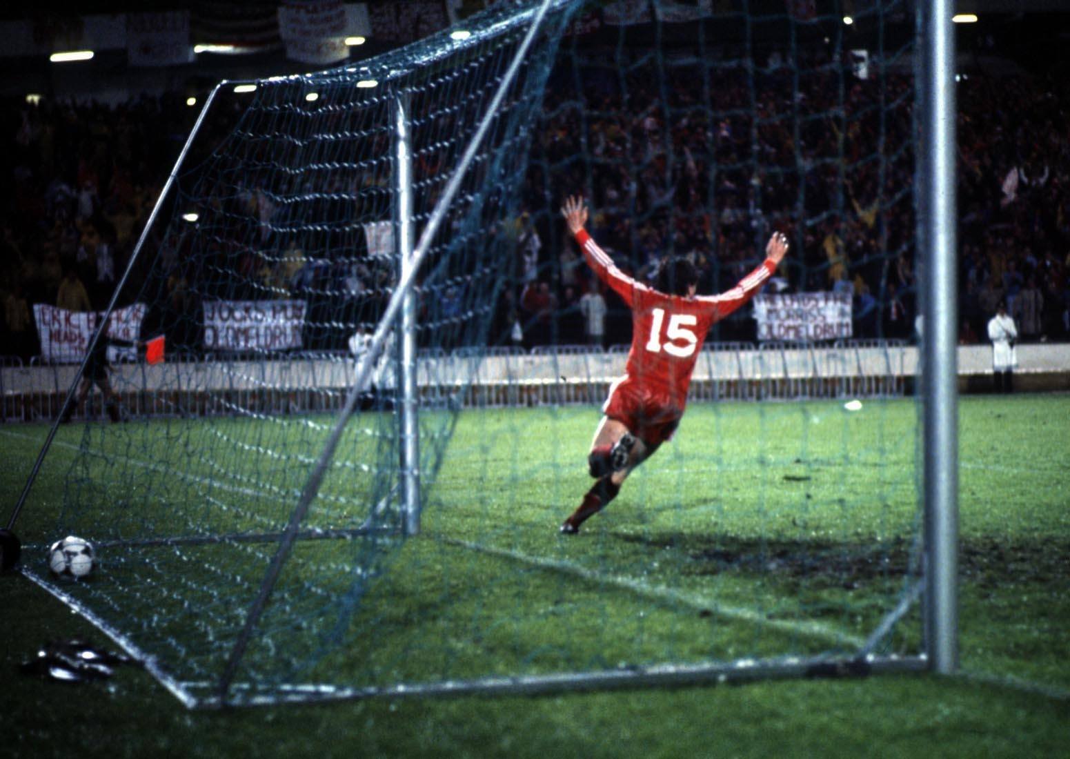 John Hewitt turns away in delight after scoring Aberdeen's second goal. (Photo by SNS Group)