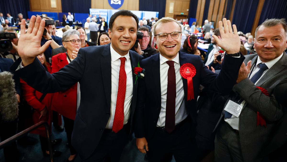 Scottish Labour candidate Michael Shanks (R) and Scottish Labour Leader Anas Sarwar.
