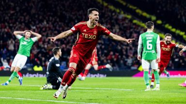 Ten-man Aberdeen defeat Hibernian at Hampden to reach Viaplay Cup final