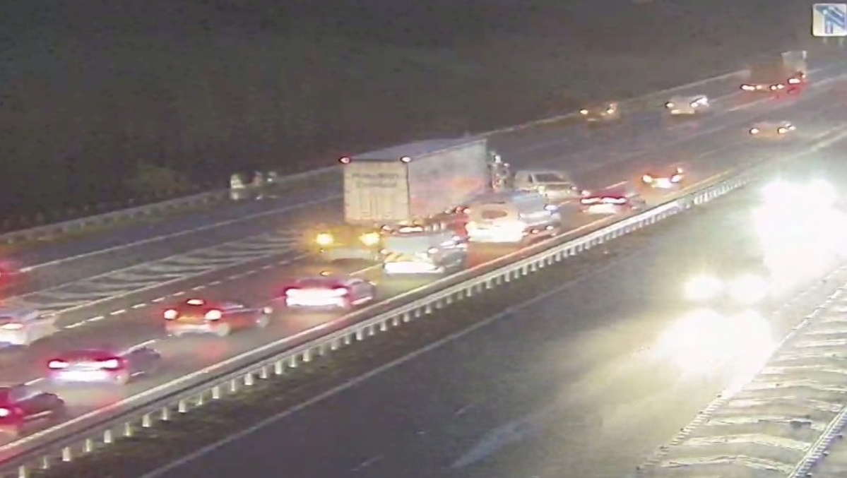 Crash closes M8 eastbound during Monday rush hour