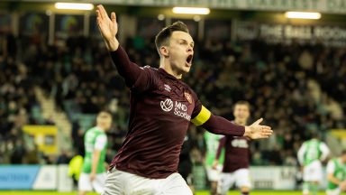 Lawrence Shankland amends penalty miss with last-gasp Hearts winner at Hibernian