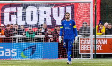 Veteran goalkeeper Craig Gordon signs new deal at Hearts to stay at club for another year