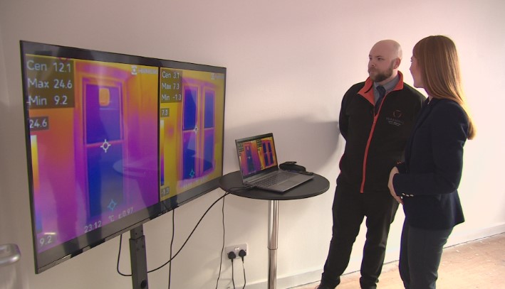 Thermal imaging system monitoring temperature in buildings