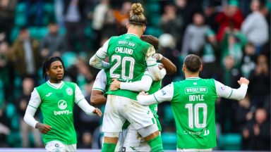 Hibs close in on top six with late winner against Dundee at Easter Road