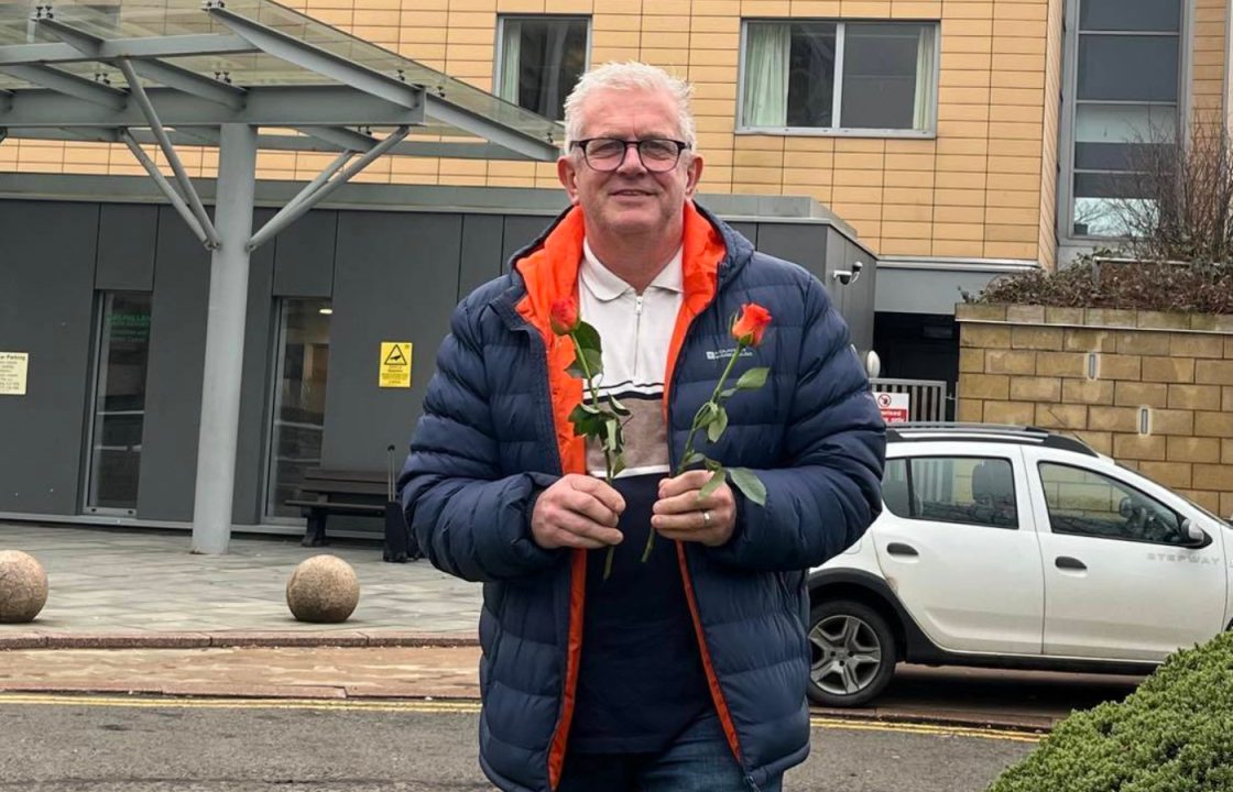 Grandad hands out red roses to cancer patients at the Beatson in Glasgow on Valentine’s Day