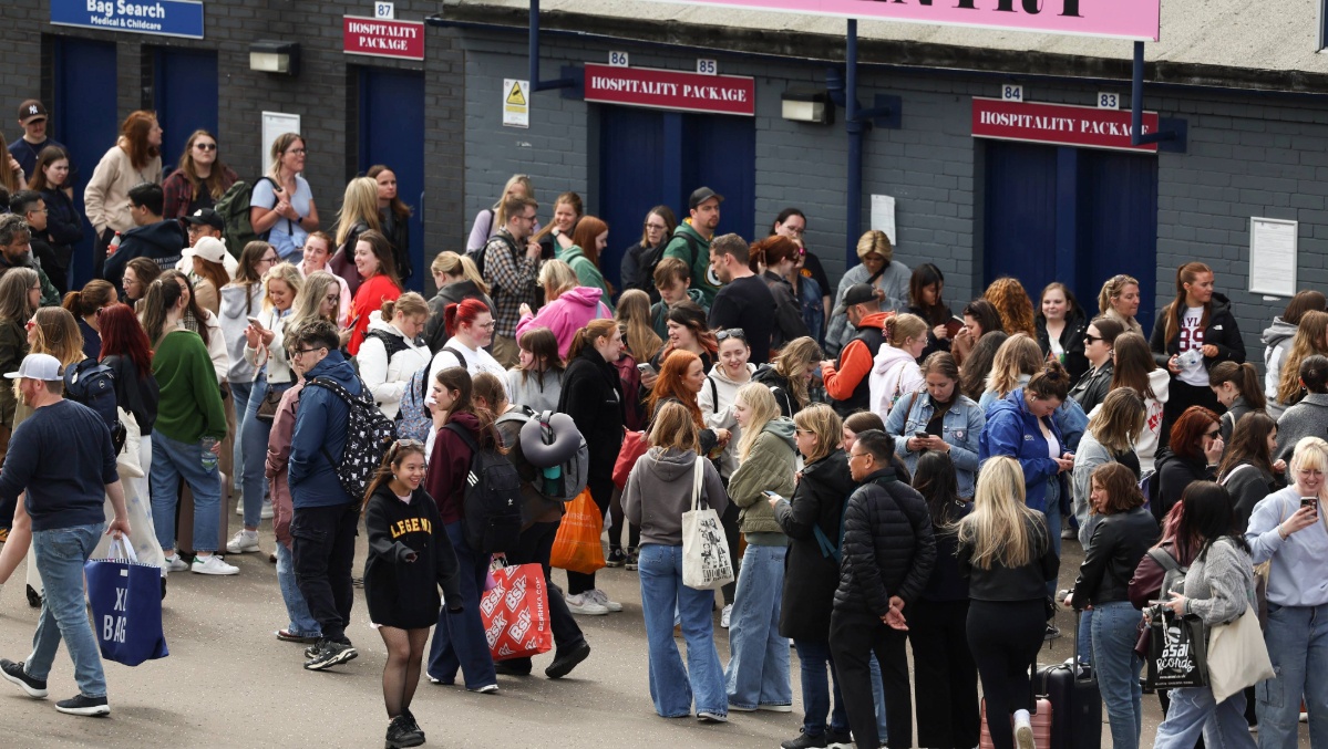 Fans queued up in their hordes on Friday afternoon. 