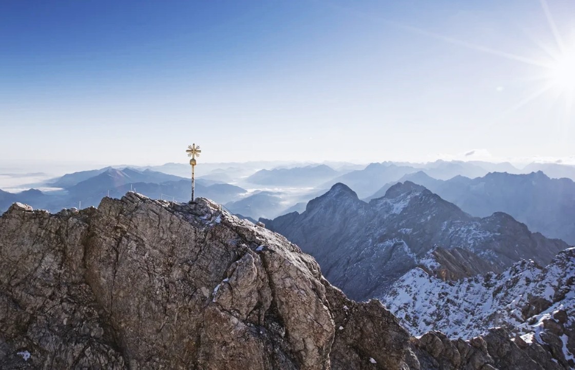 Teenager dies after being struck by lightning on Germany’s highest peak