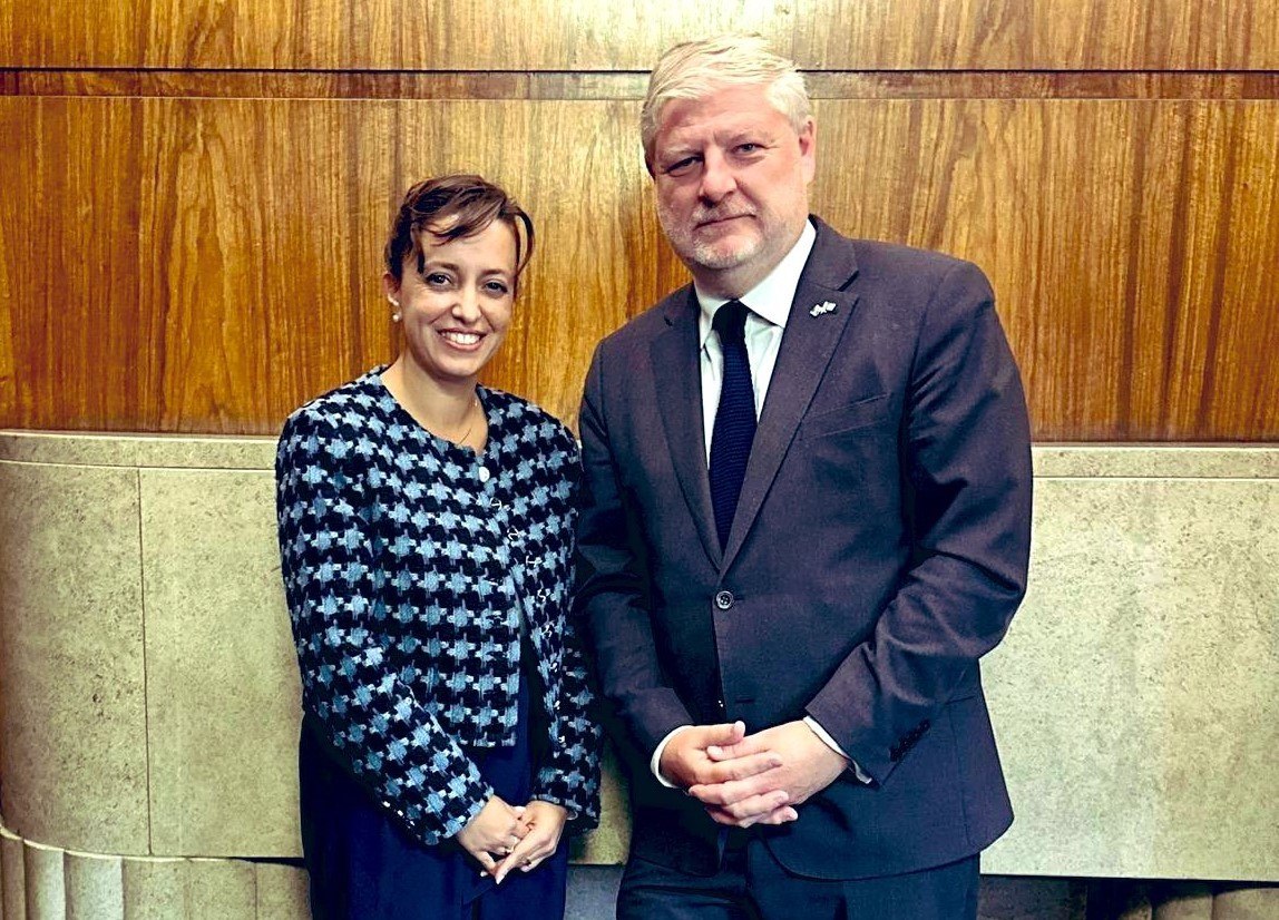 Daniela Grudsky posted a photo of the meeting with Angus Robertson.