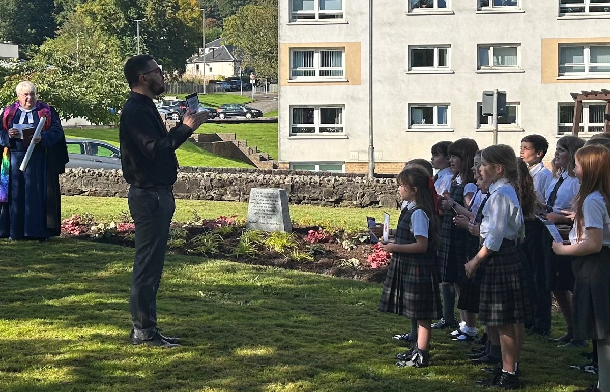 Pupils from Whinhill Primary Gaelic Choir and Gourock Primary Choir both sang,