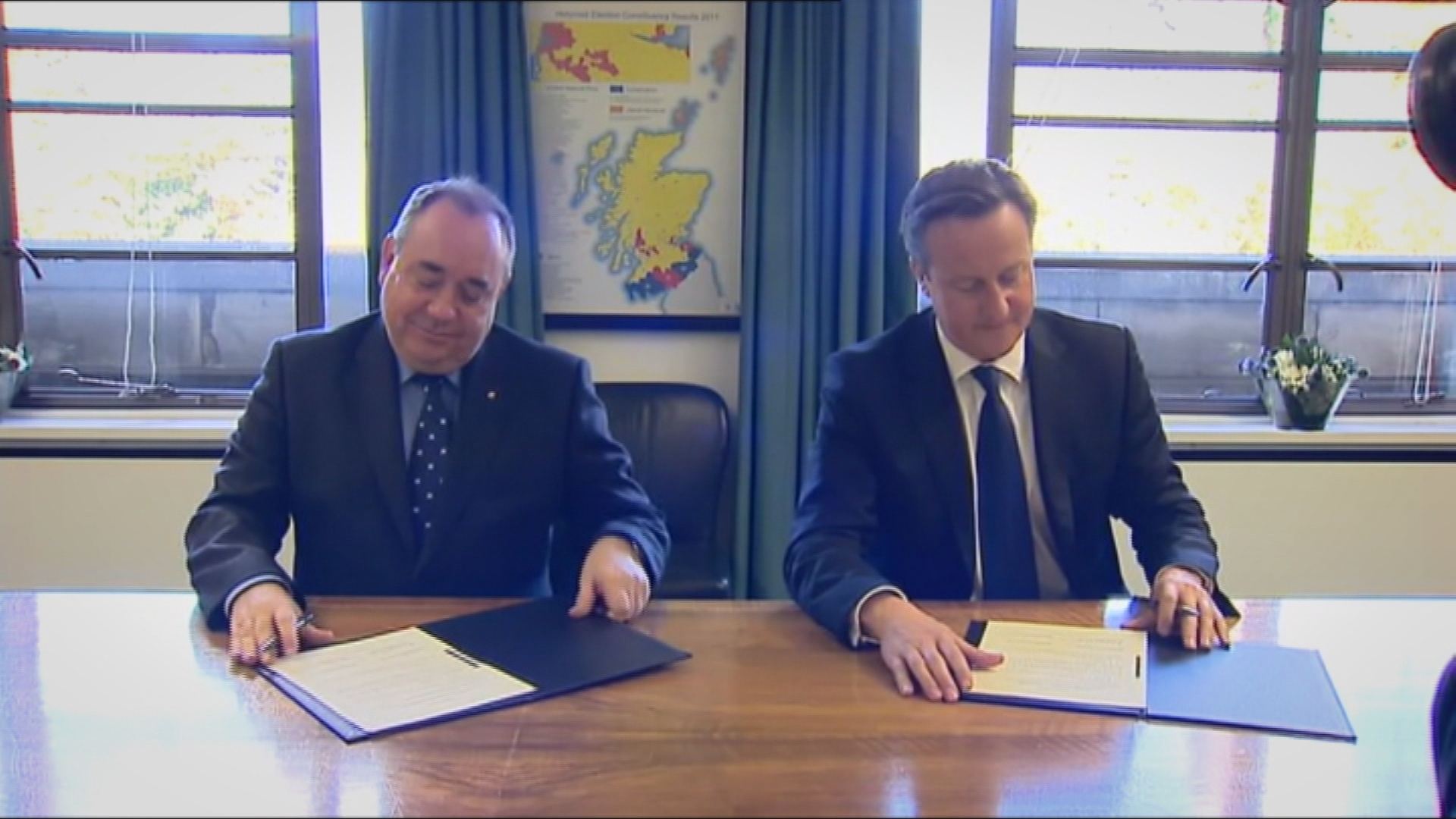 Alex Salmond and David Cameron signing the Edinburgh Agreement.