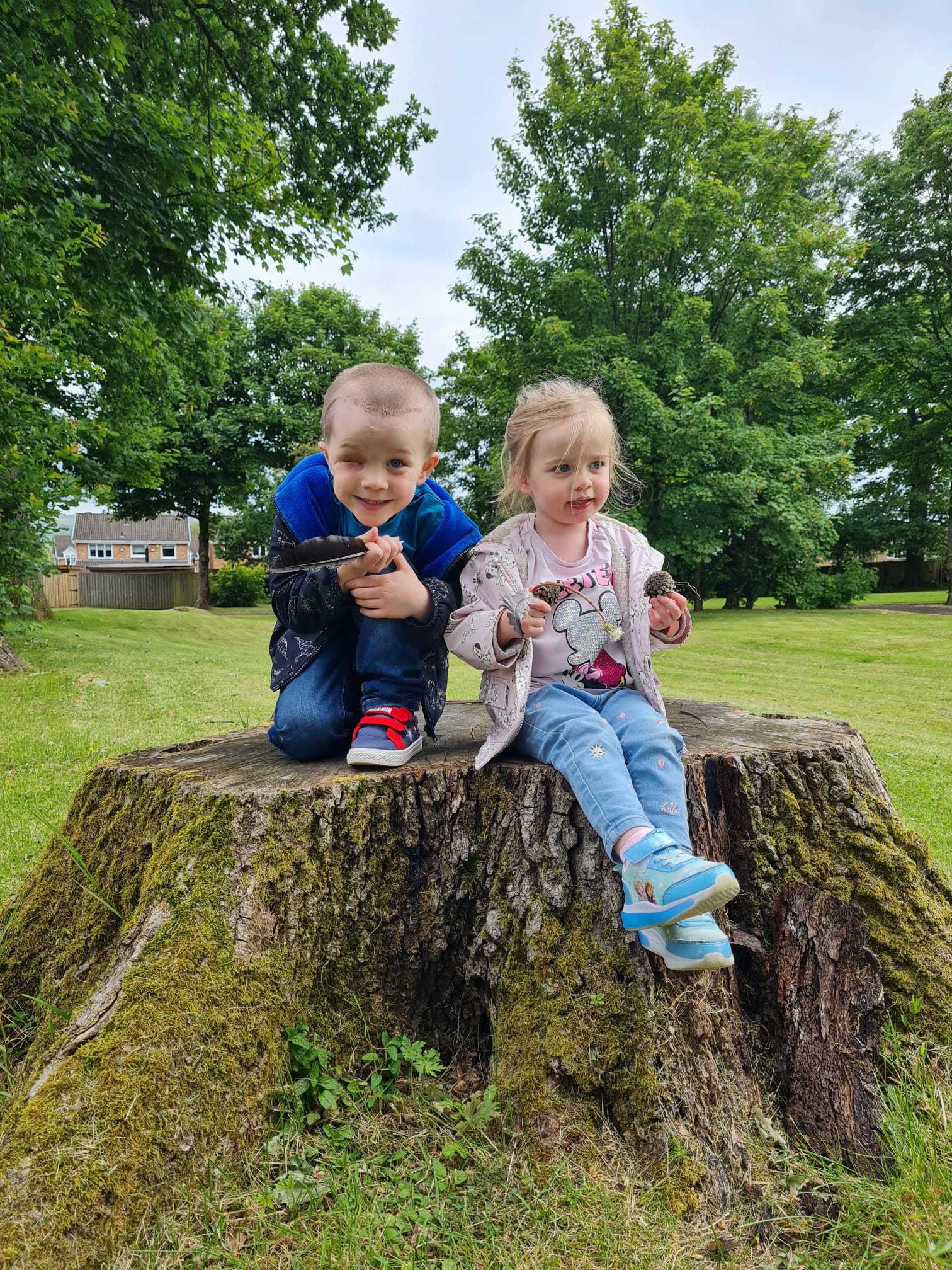 Riley with younger sister, Isla.