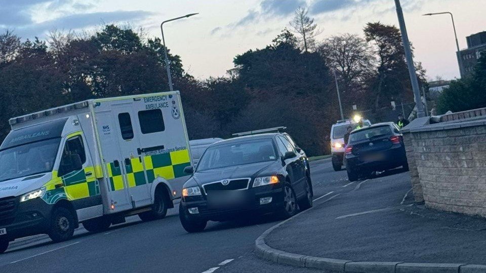 Emergency services called to two car crash on Kirkcaldy street