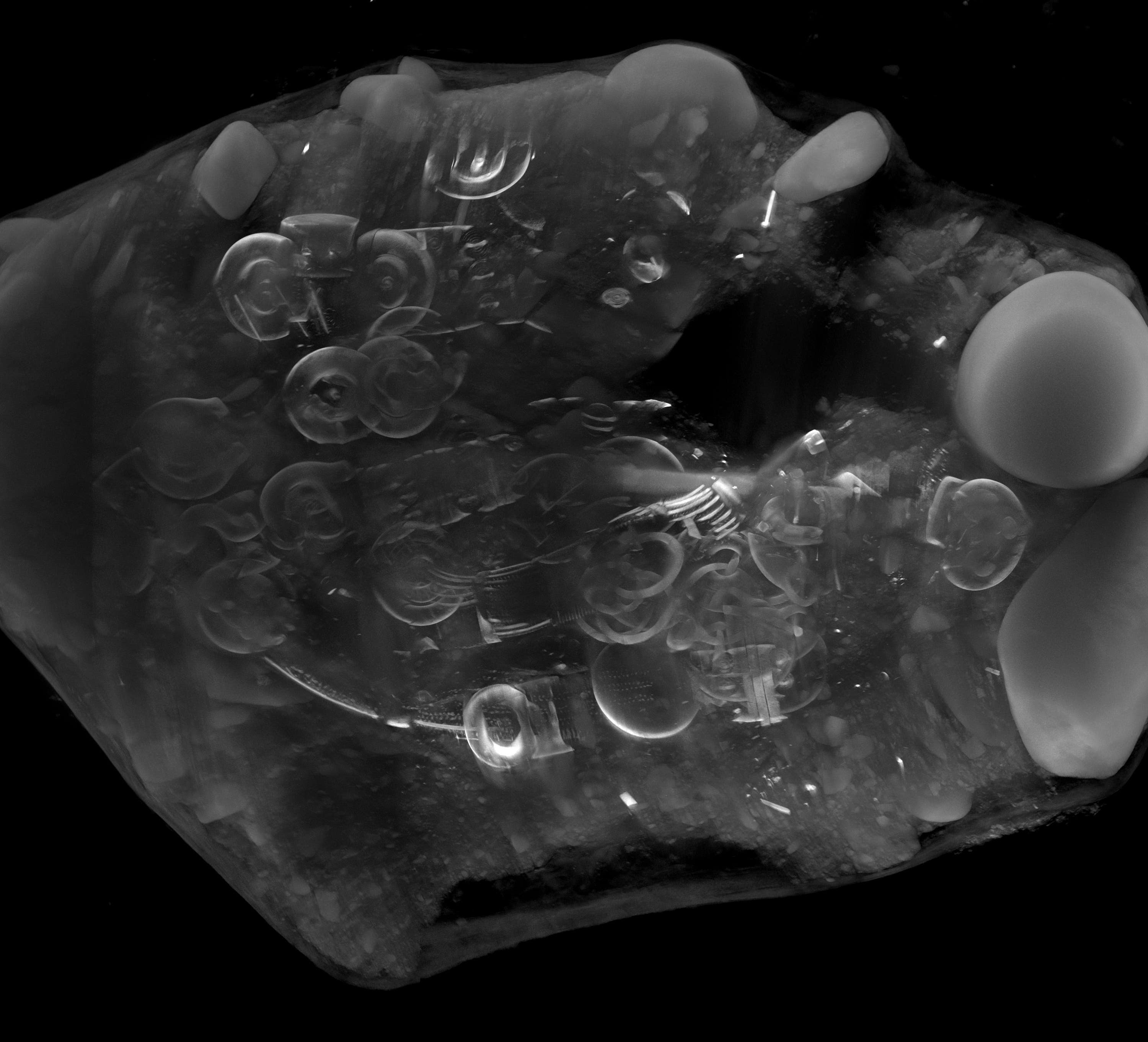 After being extracted from the ground in a single block of earth, the hoard was CT- scanned (µ-VIS X-ray Imaging Centre/University of Southampton/PA). 