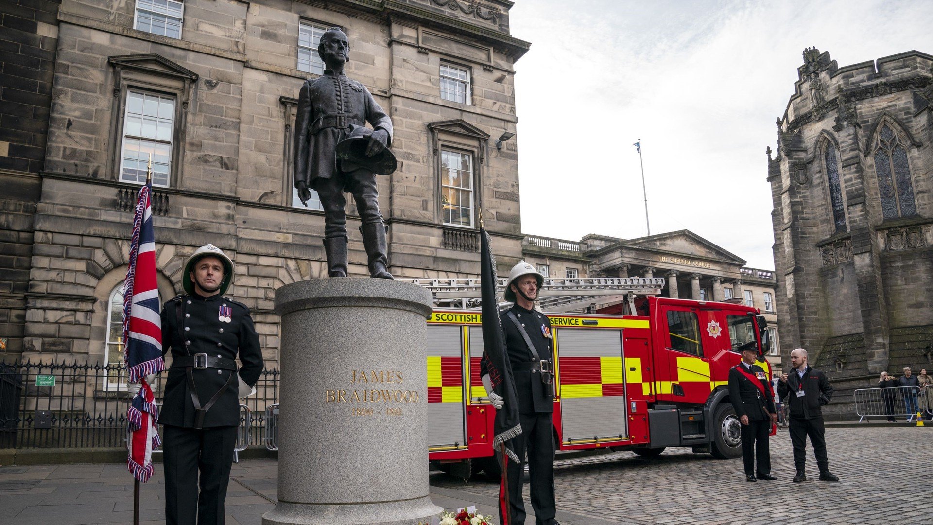 A statue of James Braidwood, known as the ‘father of modern fire services’, was re-dedicated earlier in the day in tribute to his legacy