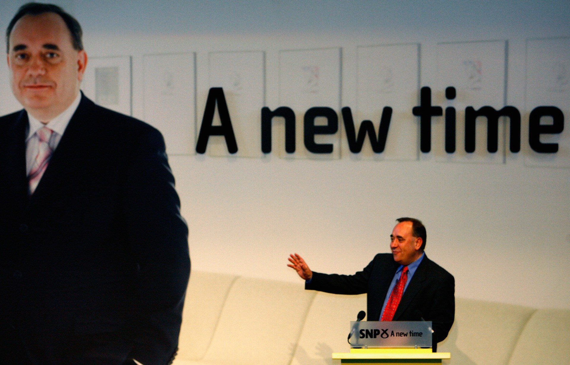 Alex Salmond leader of the SNP addresses a gathering of party activists as they celebrate their win in the Scottish Parliamentary elections May 4, 2007 (Getty Images)