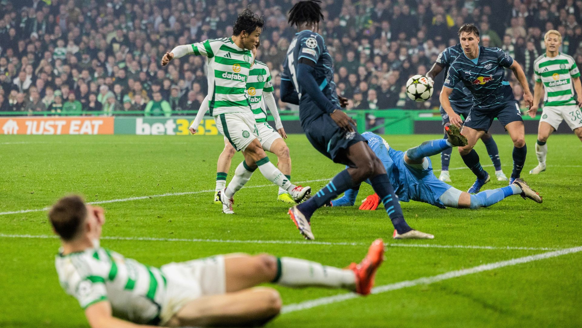 GLASGOW, SCOTLAND - NOVEMBER 05: Celtic's Reo Hatate scores to make it 3-1 during a UEFA Champions League 2024/25 League Phase MD4 match between Celtic and RB Leipzig at Celtic Park, on November 05, 2024, in Glasgow, Scotland. (Photo by Ross MacDonald / SNS Group)