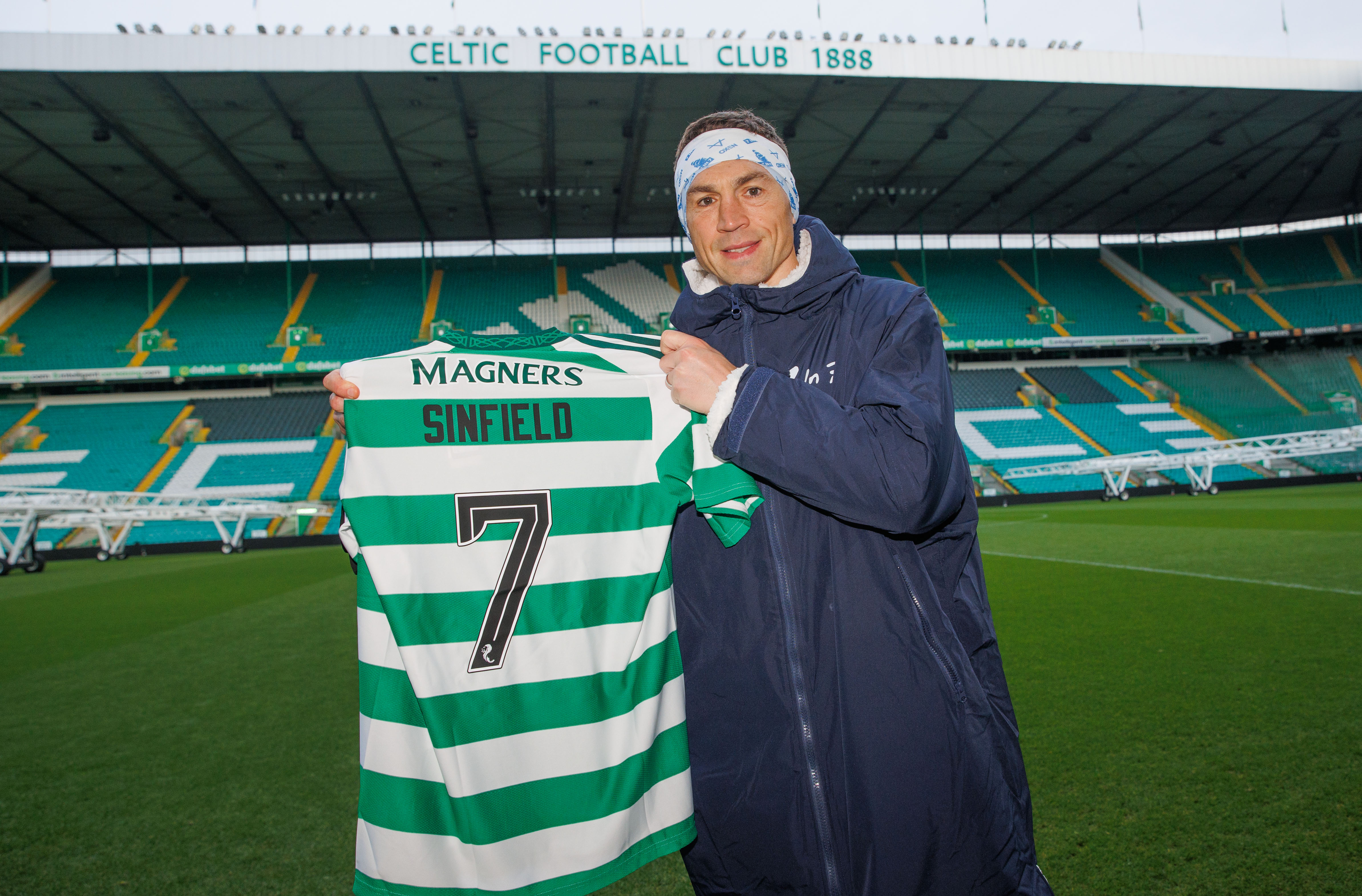 Kevin Sinfield holding a Celtic shirt is pictured during his MND charity run in Glasgow (Photo by Alan Harvey / SNS Group)