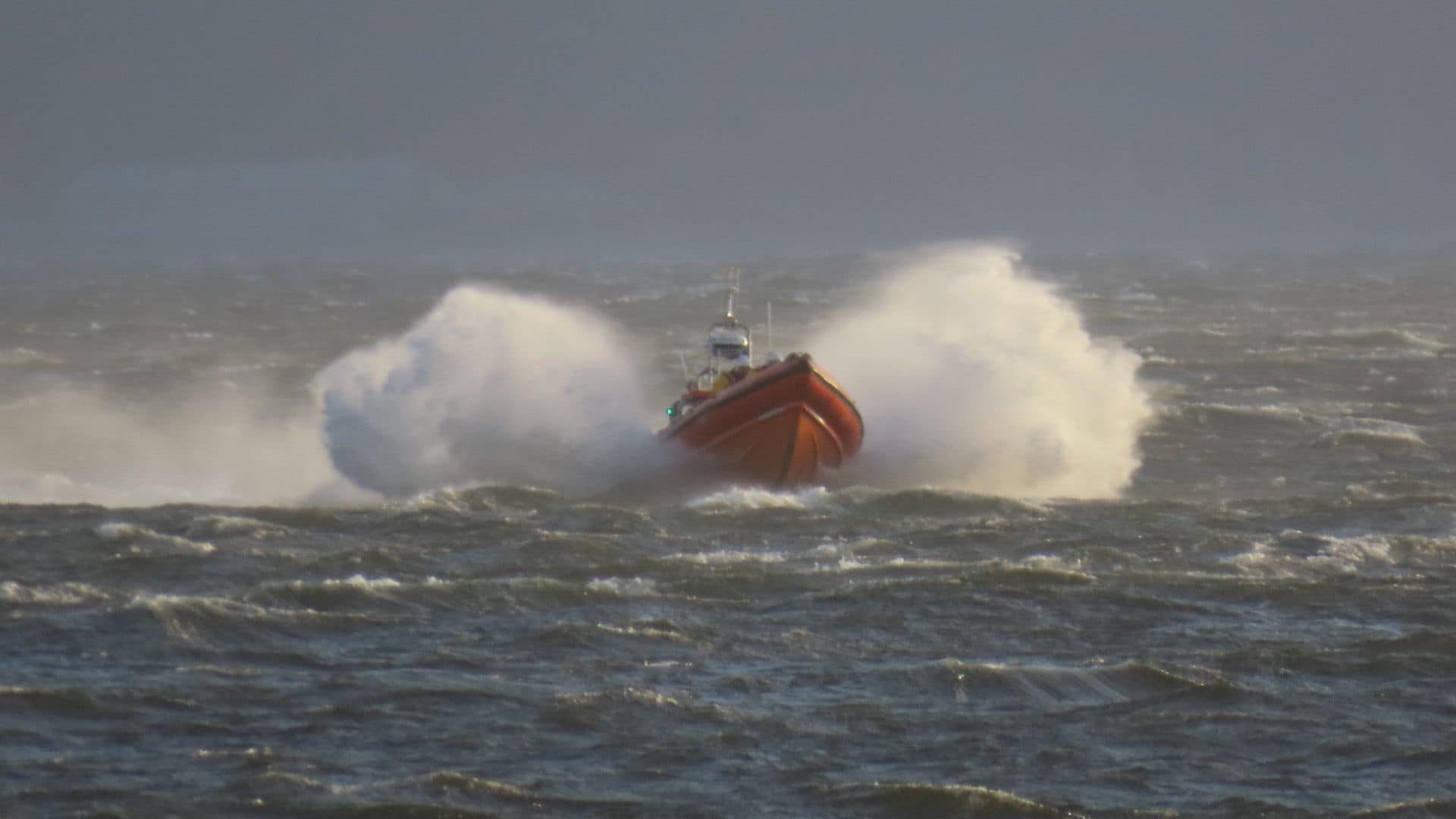 Divers rescued from rocks in Helensburgh